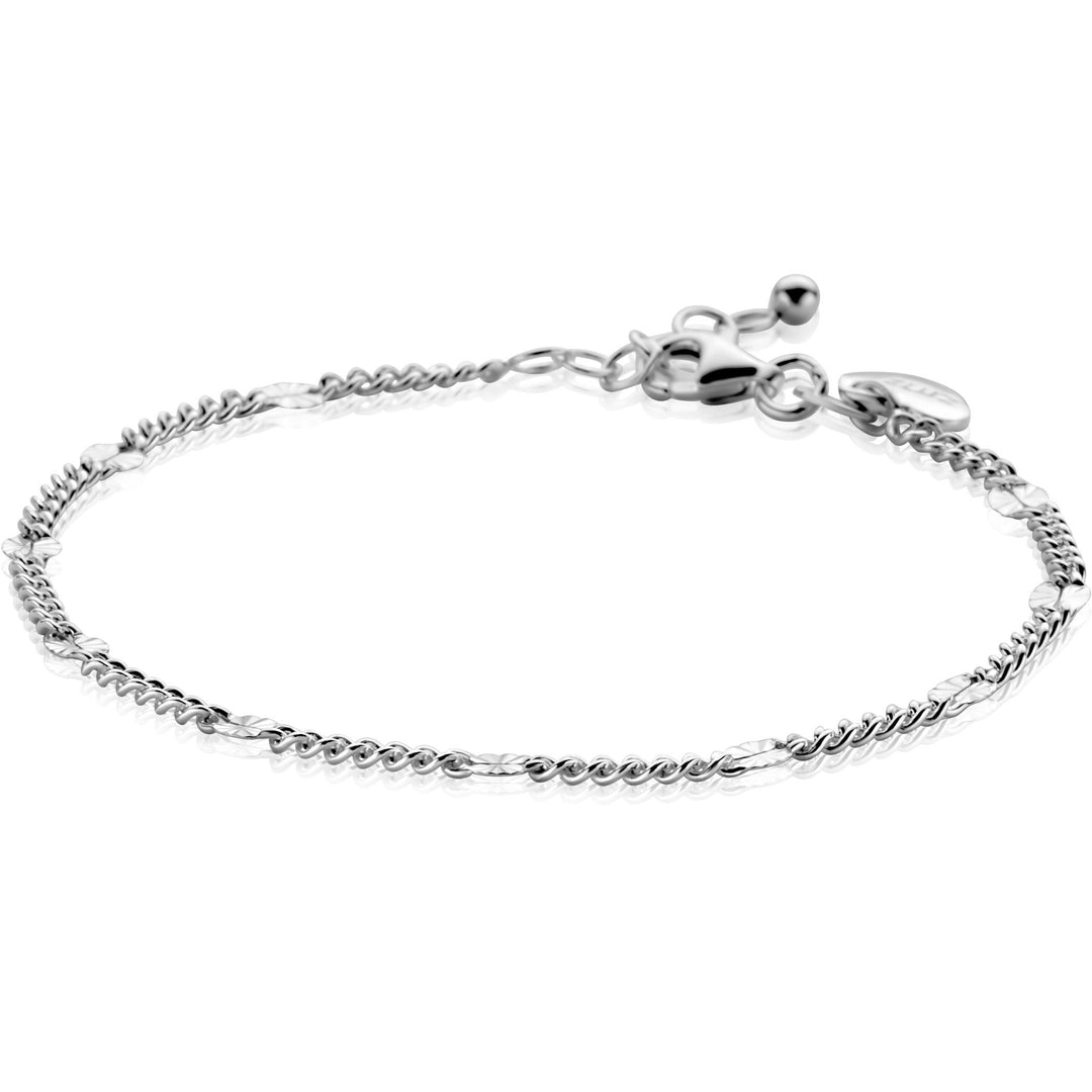 De Zinzi Armband zilver ZIA2713 is een delicate zilveren armband met gedraaide gourmetschakels, kleine ronde accenten, een verstelbare verlengkettinkje sluiting en een kleine tag charm van Zinzi, afgebeeld op een witte achtergrond.
