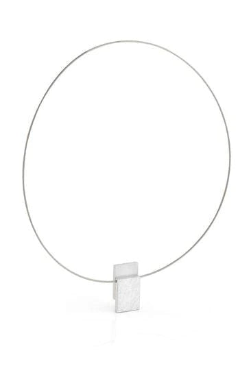 Mat zilveren collier met rechthoekige hanger in ijsmattering op een dunne draad.