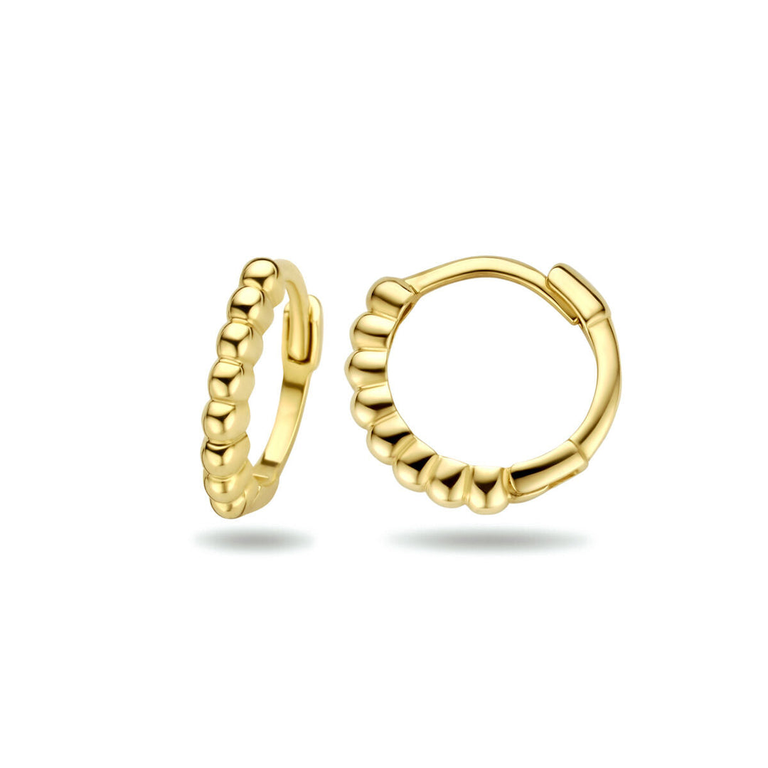 Een paar kleine gouden klapoorringen bolletjes 10 mm 9 Karaat van Van der Kooij Collectie met kraaltjes detail, afgebeeld op een witte achtergrond-één oorbel staand, de ander liggend.