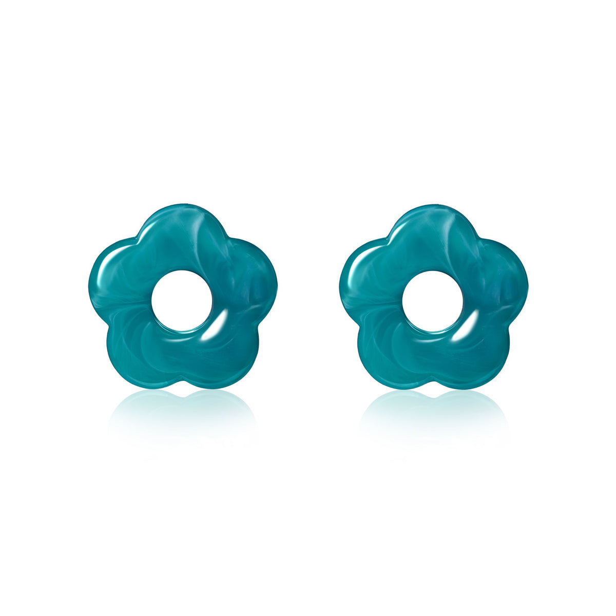 Een paar glanzende, gemarmerde turquoise bloemvorm Zinzi oorbedels (ZICH2720T) met een ronde uitsparing in het midden, weergegeven op een witte achtergrond - perfect om stijlvolle flair toe te voegen aan elke look.