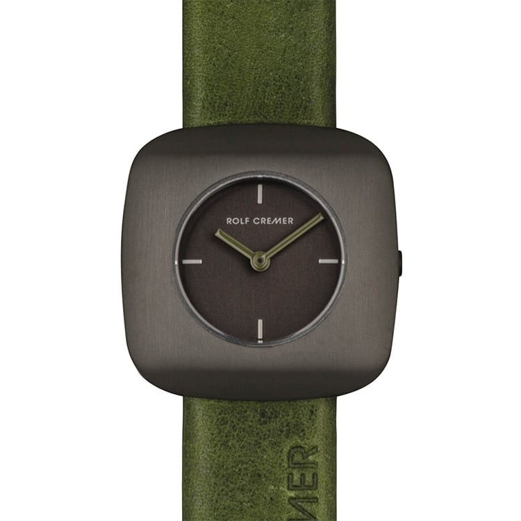 Zwart vierkant horloge met groene leren band en een eenvoudige wijzerplaat met goudkleurige wijzers.
