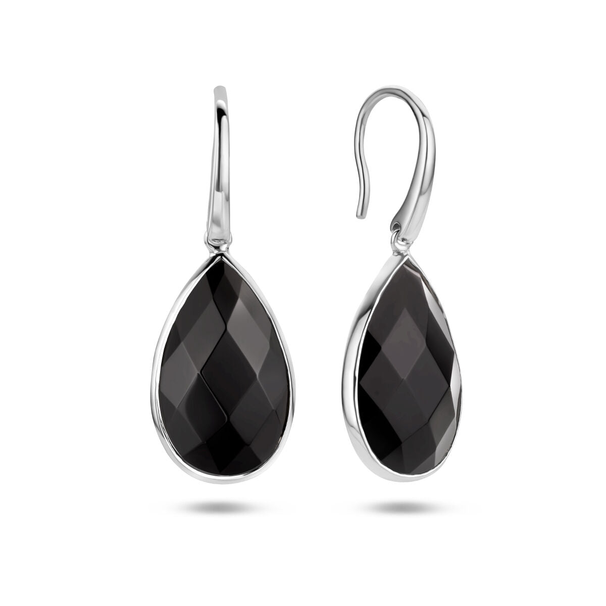 Van der Kooij Collectie oorhangers onyx franse haak van gerhodineerd zilver: elegante facetten druppelvormige zwarte stenen in gladde zetting, dames sieraden getoond op witte achtergrond.