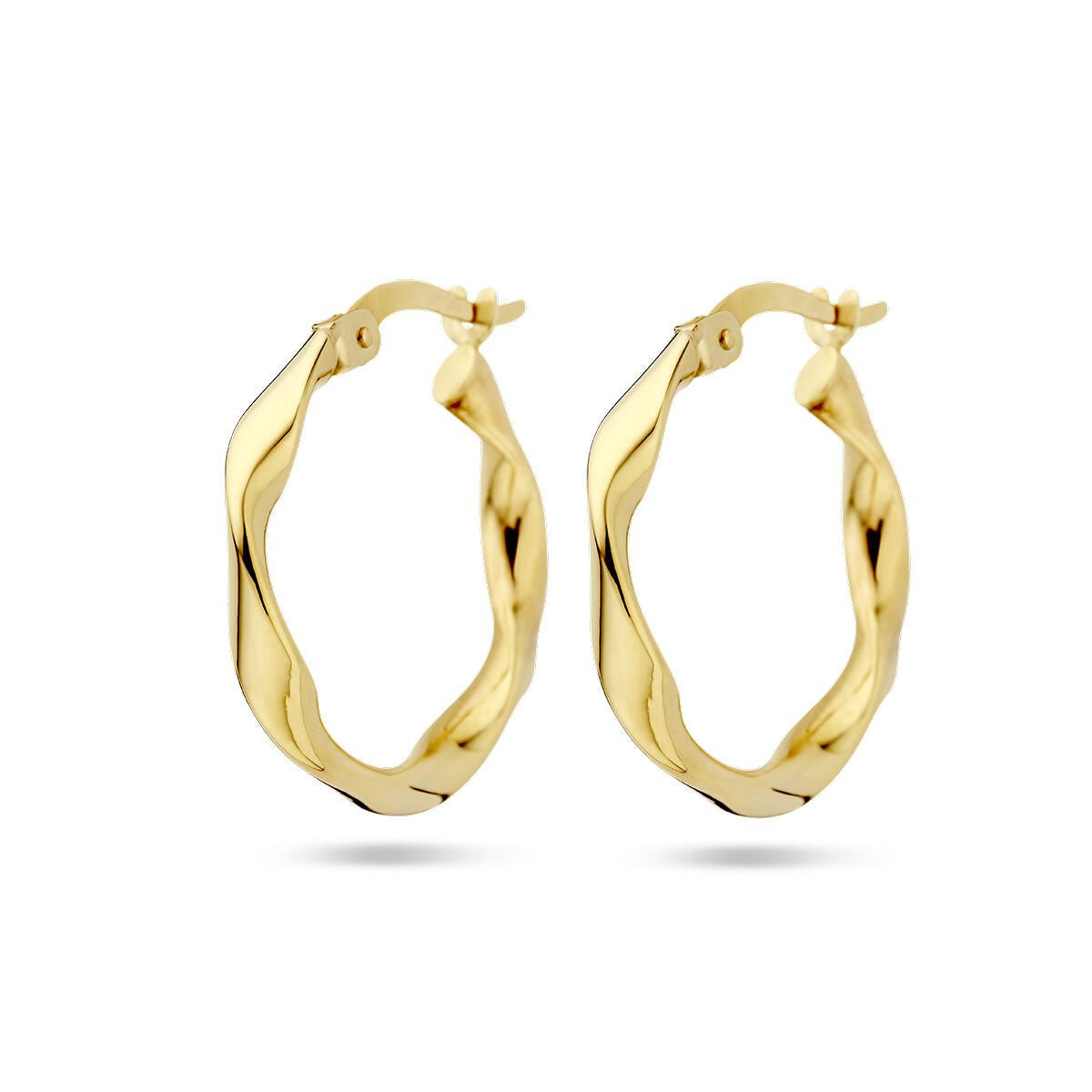 Een paar oorringen gedraaide buis 14K geelgoud uit de Van der Kooij Collectie, met een gedraaid ontwerp, wordt getoond tegen een witte achtergrond - een elegant sieraad.