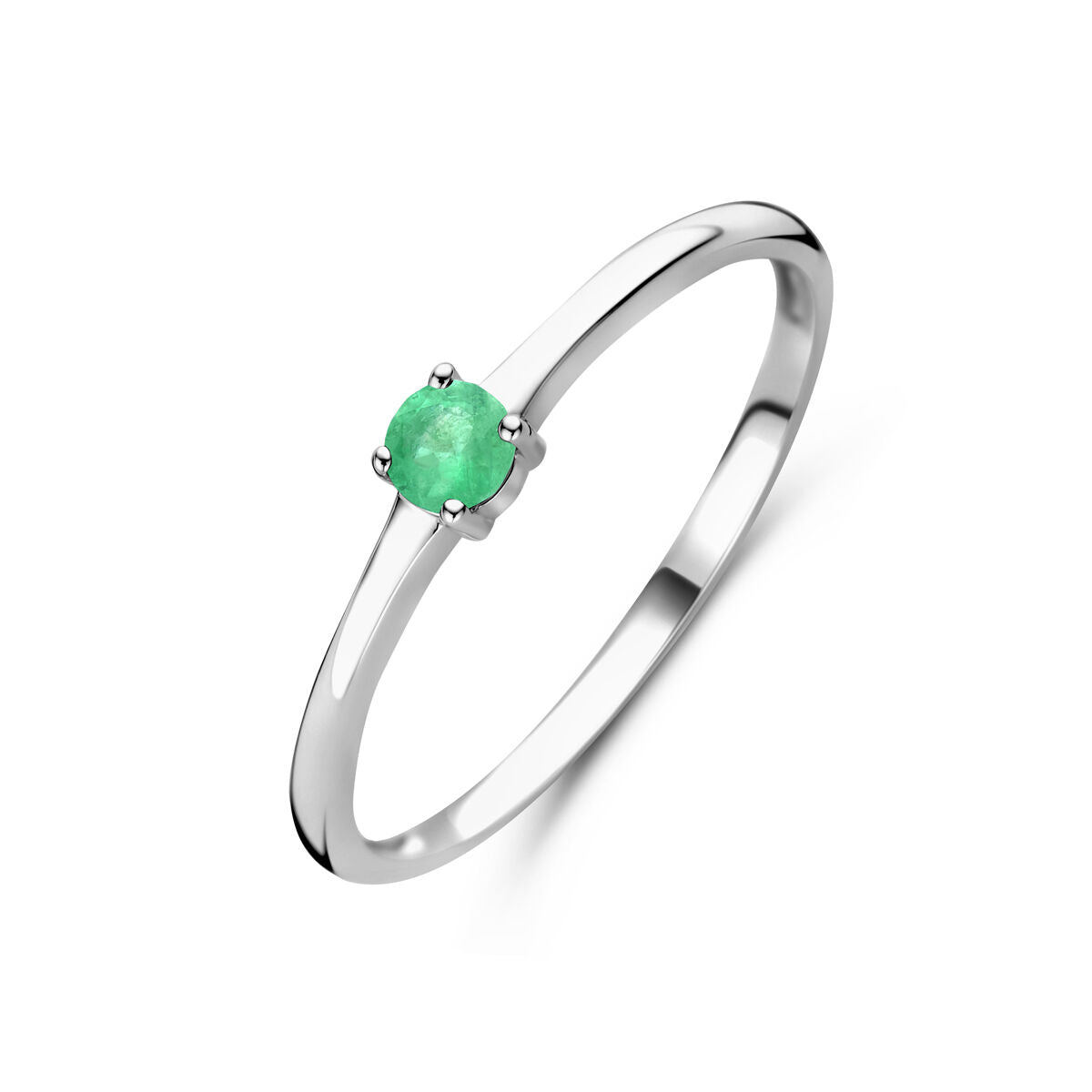 De "ring met geboortesteen smaragd mei zilver gerhodineerd" van Van der Kooij Collectie heeft een fijne band en een kleine, ronde smaragd in vierpoots zetting, getoond op een witte achtergrond.