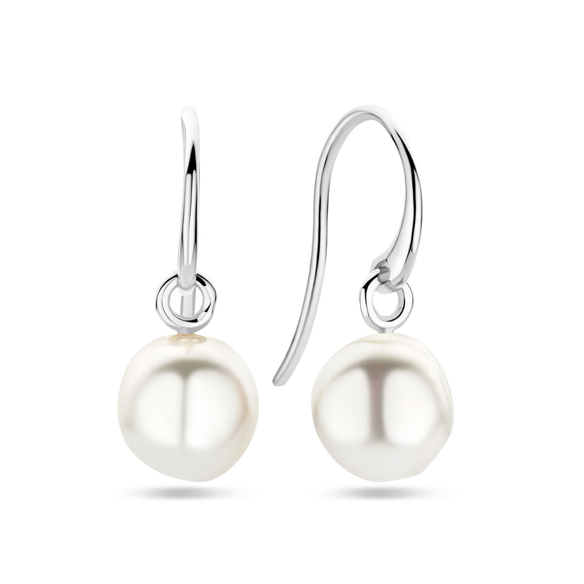De Van der Kooij Collectie oorhangers franse haak parel 24 mm zilver gerhodineerd hebben elegante ronde witte parels, waardoor tijdloze oorbellen met een luxe uitstraling ontstaan.