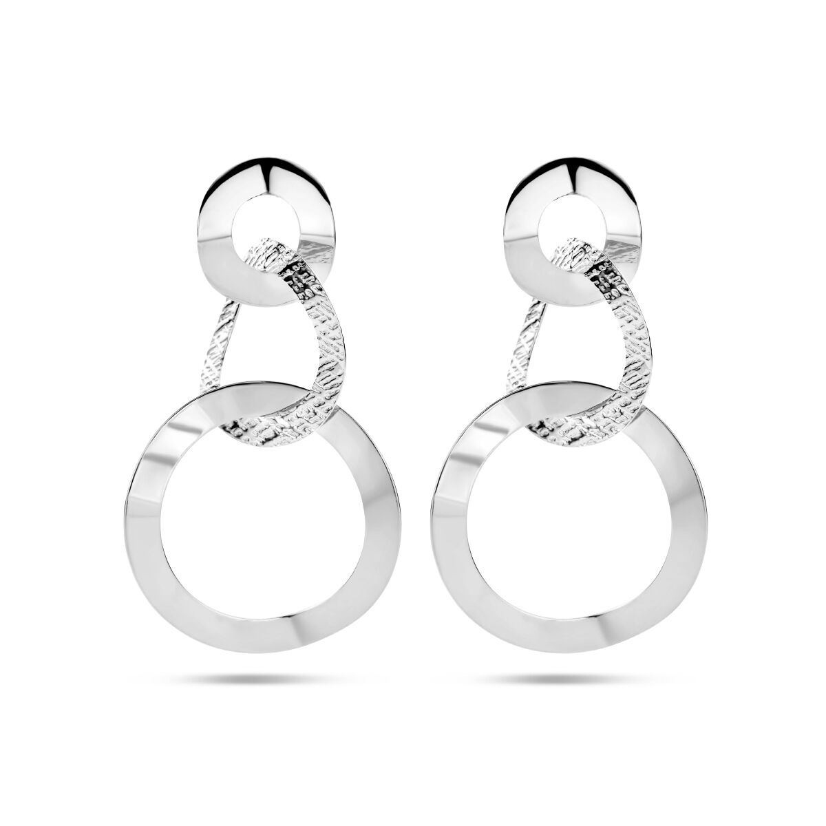 Oorhangers van gerhodineerd zilver met een combinatie van matte en gepolijste afwerking in een cirkelvorm.