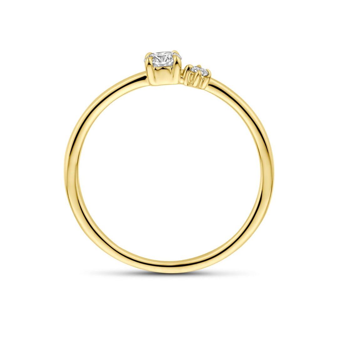 De Van der Kooij Collectie ring heeft een delicate, dunne band van 14 karaat geelgoud, bezet met een 0,20 ct H SI lab-grown diamant, gecombineerd met een kleine vierkante briljant geslepen diamant en een klein rond steentje naast elkaar erbovenop.