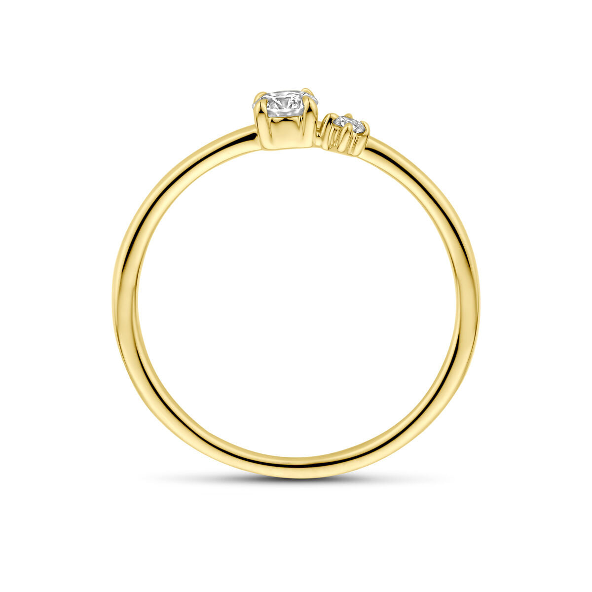 De Van der Kooij Collectie ring heeft een delicate, dunne band van 14 karaat geelgoud, bezet met een 0,20 ct H SI lab-grown diamant, gecombineerd met een kleine vierkante briljant geslepen diamant en een klein rond steentje naast elkaar erbovenop.