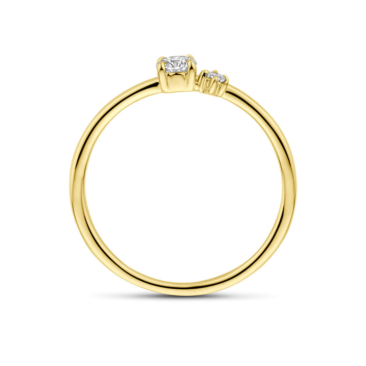 De Van der Kooij Collectie ring heeft een delicate, dunne band van 14 karaat geelgoud, bezet met een 0,20 ct H SI lab-grown diamant, gecombineerd met een kleine vierkante briljant geslepen diamant en een klein rond steentje naast elkaar erbovenop.