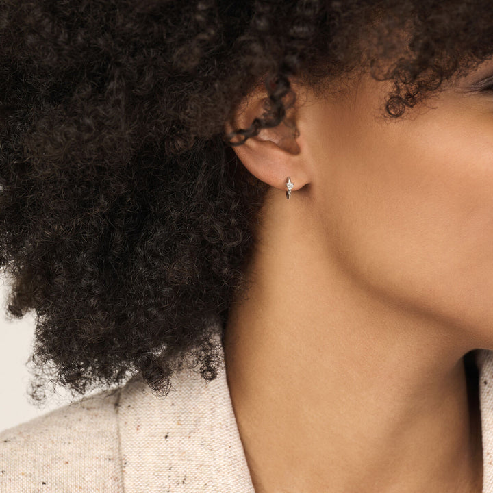 klapoorringen zirkonia hartjes 10 mm zilver gerhodineerd