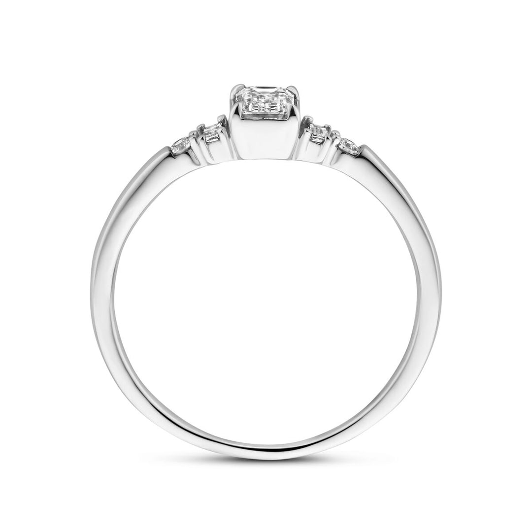 Een close-up van een Van der Kooij Collectie 14K witgoud ring met een 0.40ct lab grown diamant (H SI) en drie kleine diamanten aan elke zijde, gefotografeerd op een witte achtergrond.