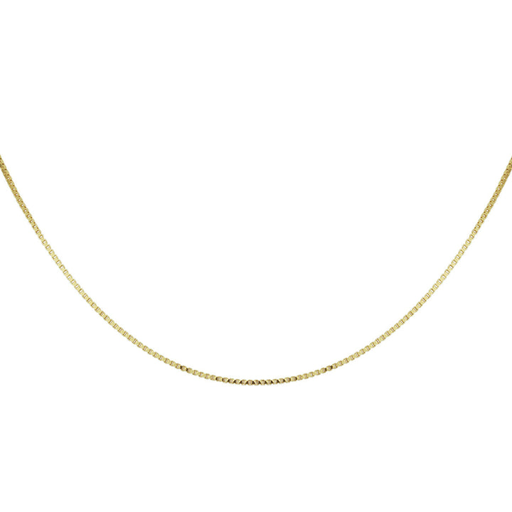 De Van der Kooij Collectie collier venetiaans 0,9 mm in 14K geelgoud is een unisex ketting, geheel en elegant weergegeven tegen een witte achtergrond in een zachte boog.