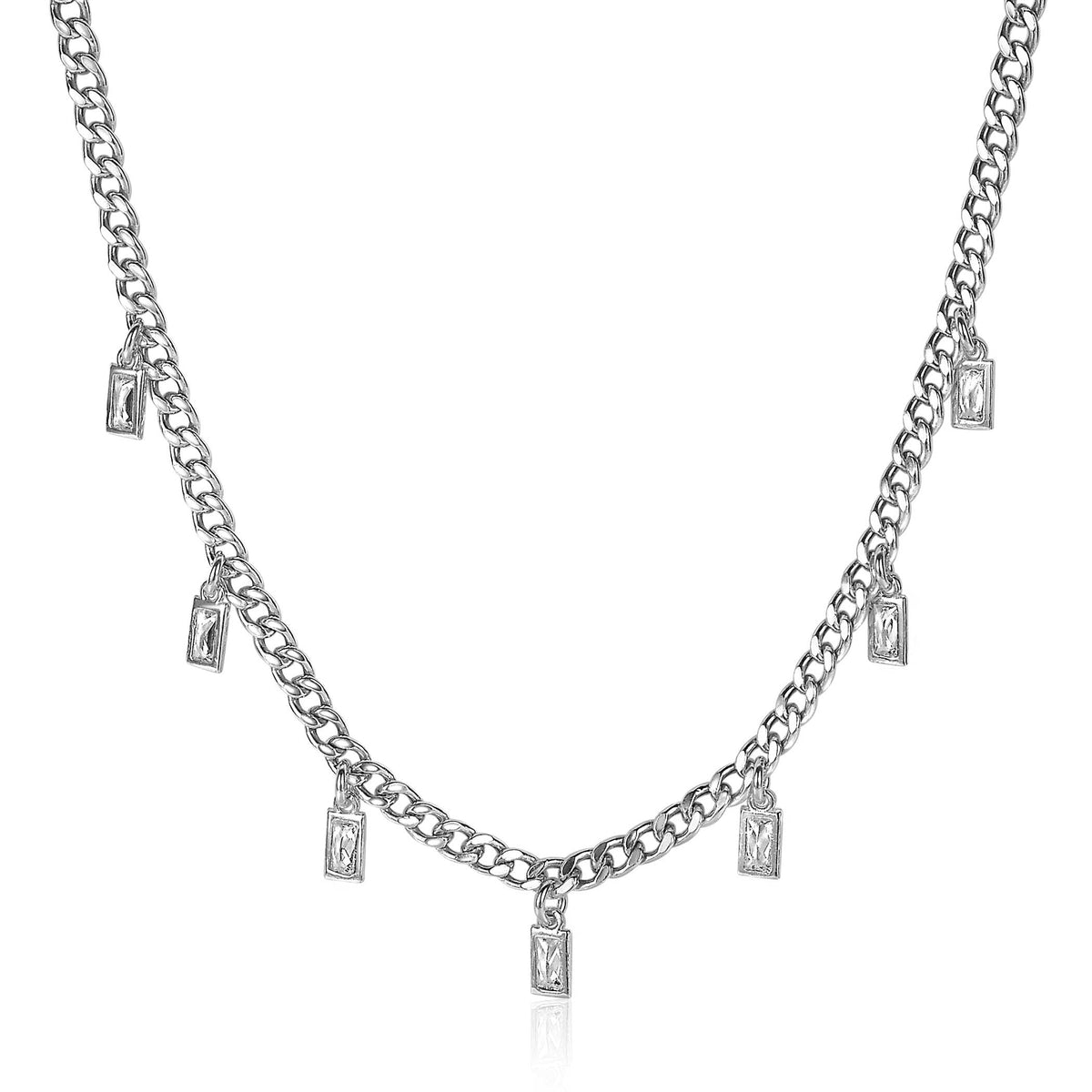 Zilveren ketting met schakels en hangende, rechthoekige bedels.