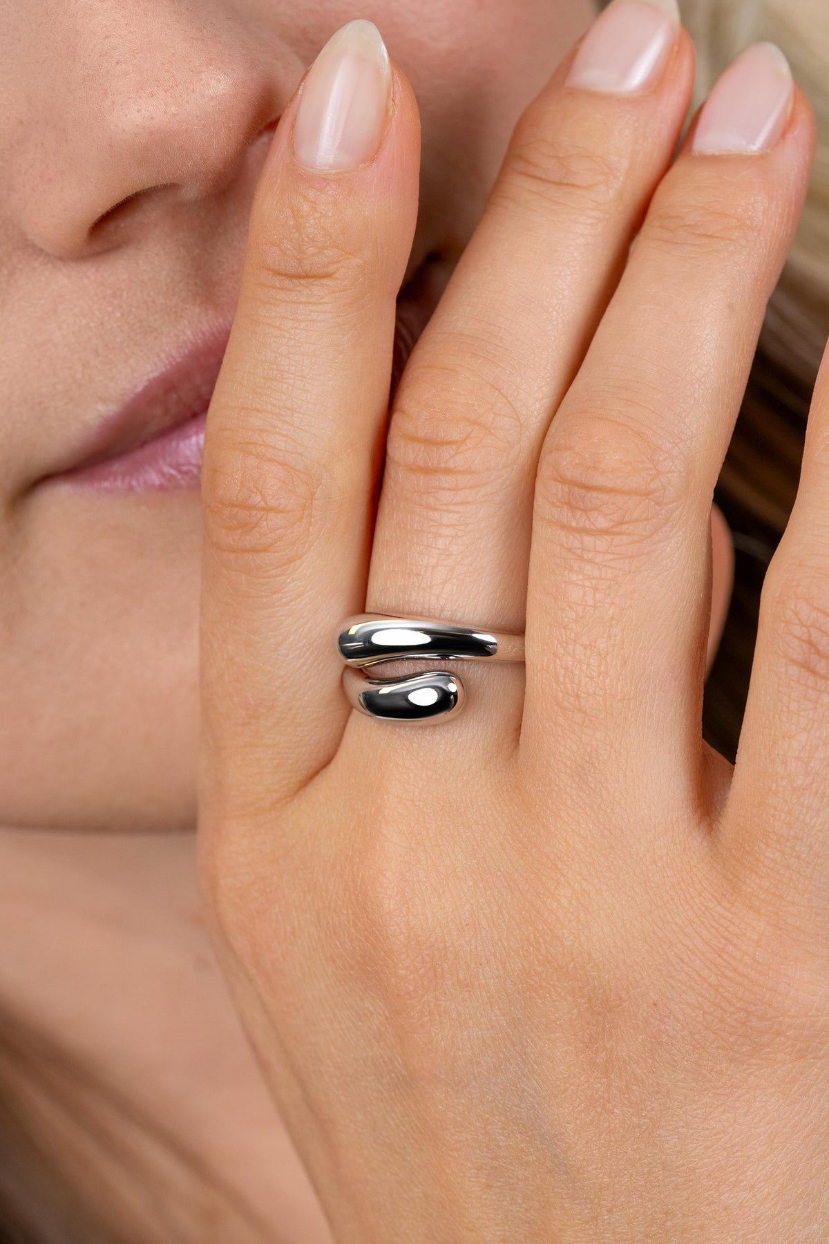 Zilveren ring met een organische vorm, bestaande uit twee vloeiende bollen.