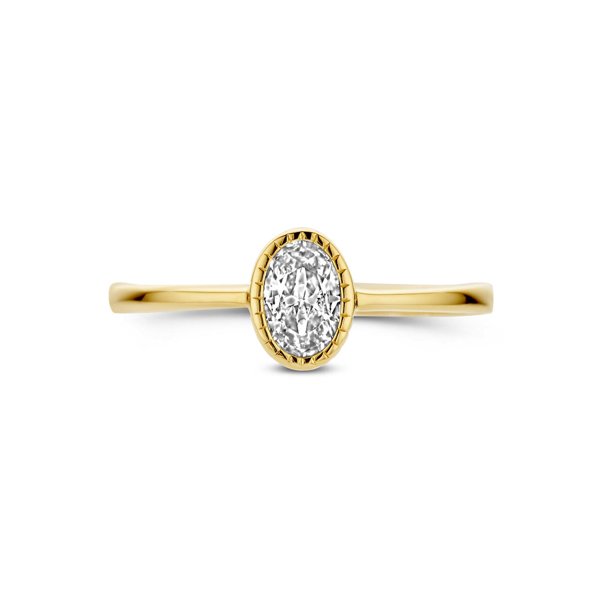 De Van der Kooij Collectie ring zirkonia 14K geelgoud is een dunne damesring met een ovaal geslepen zirkoon in een bezelzetting, gecentreerd en van voren gezien tegen een witte achtergrond.
