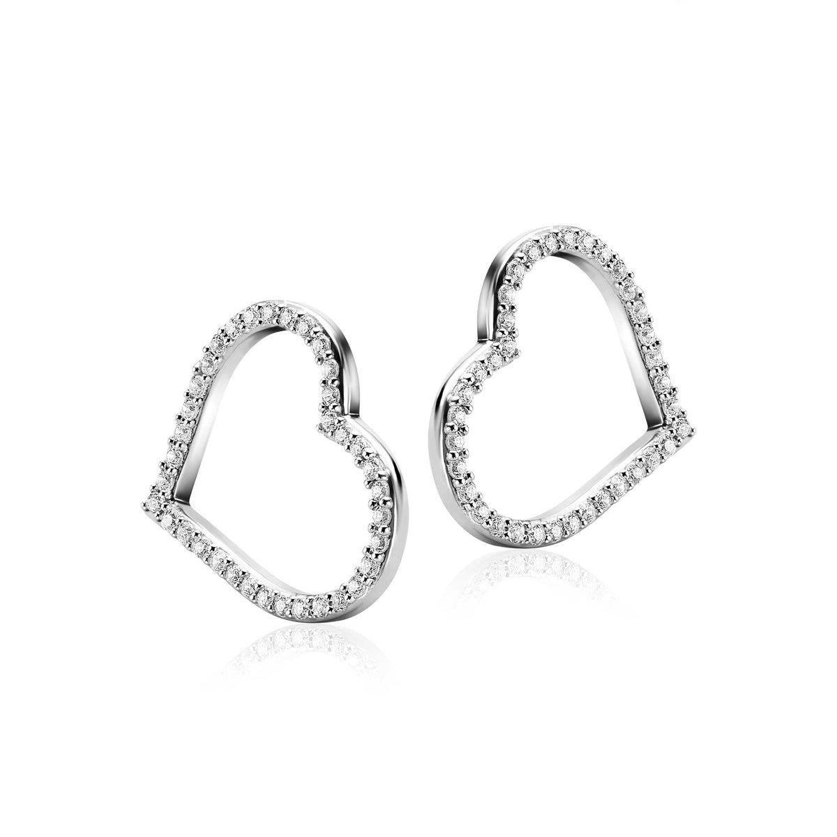 Een paar Zinzi Oorbedels zilver ZICH2447 van Zinzi, met een hartvorm omlijnd met fonkelende witte steentjes, afgebeeld op een witte achtergrond.
