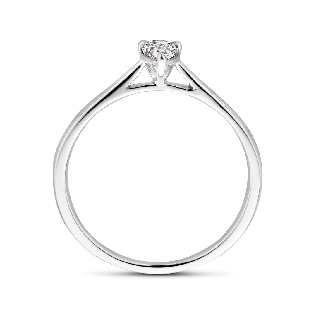 Een minimalistische Van der Kooij Collectie ring lab-grown diamant 0,25ct h si in 14K witgoud, dames sieraden stijl, met solitaire diamant in een vierpoots zetting, zijaanzicht op een effen witte achtergrond.