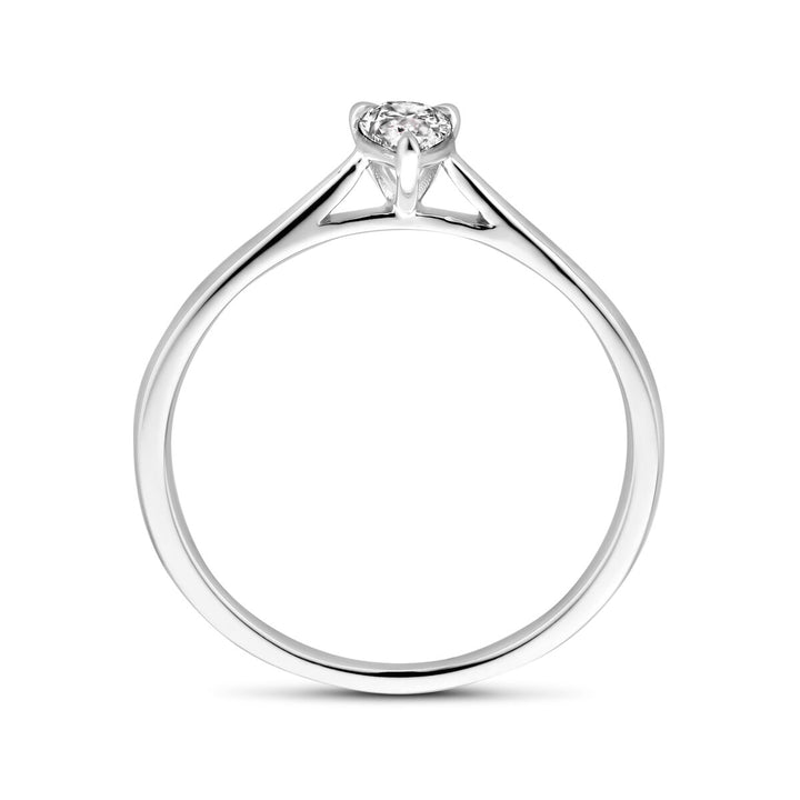 Een minimalistische Van der Kooij Collectie ring lab-grown diamant 0,25ct h si in 14K witgoud, dames sieraden stijl, met solitaire diamant in een vierpoots zetting, zijaanzicht op een effen witte achtergrond.