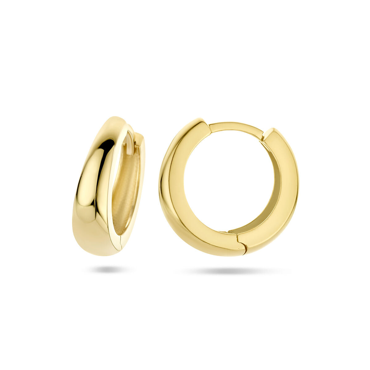 Een paar Van der Kooij Collectie klapoorringen 14K geelgoud voor dames wordt getoond tegen een witte achtergrond, waarbij de ene oorbel rechtop staat en de andere plat ligt om zowel de zijkant als de voorkant te laten zien.