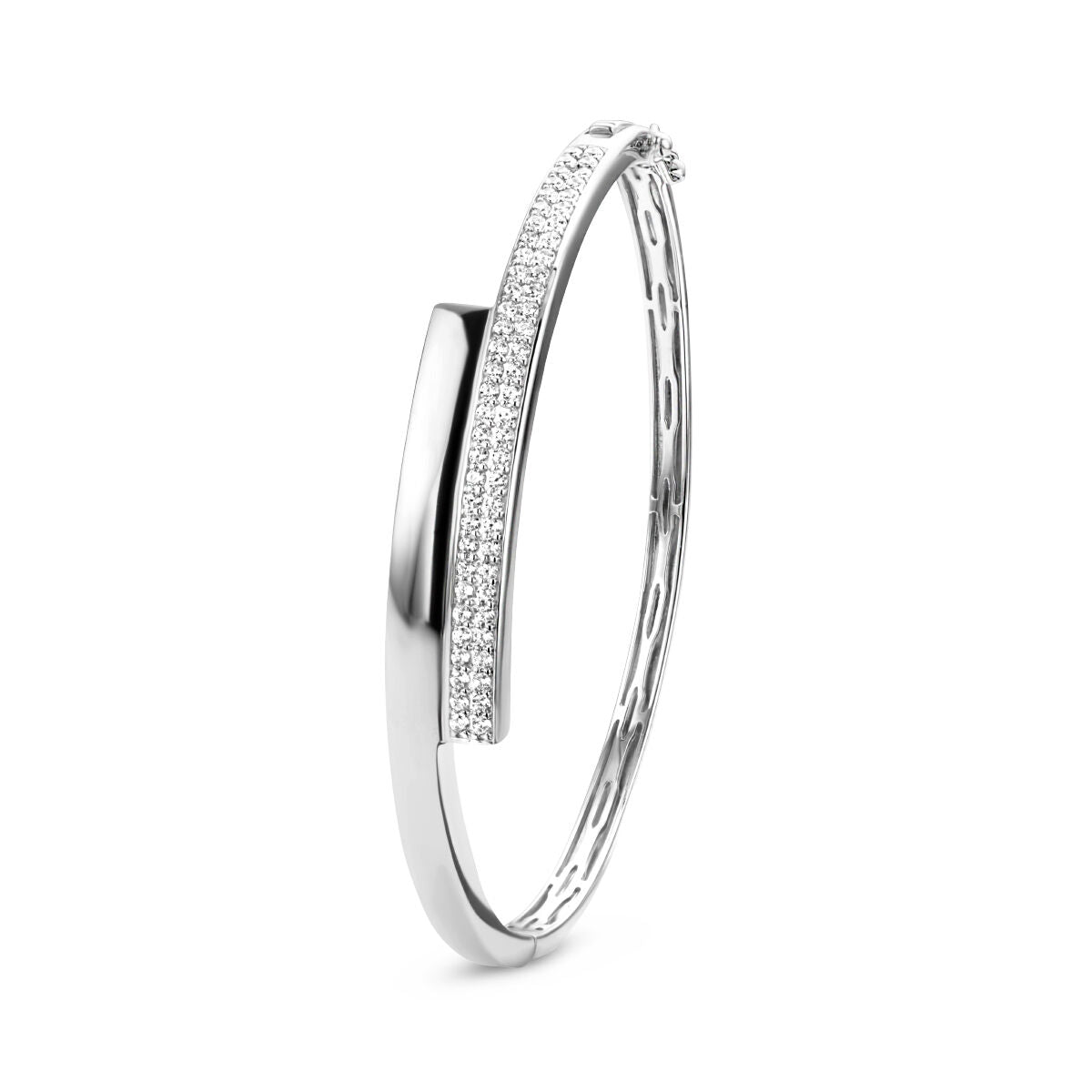 De Van der Kooij Collectie bangle zirkonia 9,5 x 61 mm zilver gerhodineerd is een strakke gerhodineerde damesarmband met fonkelende zirkonia steentjes aan één zijde, afgebeeld op een effen witte achtergrond.
