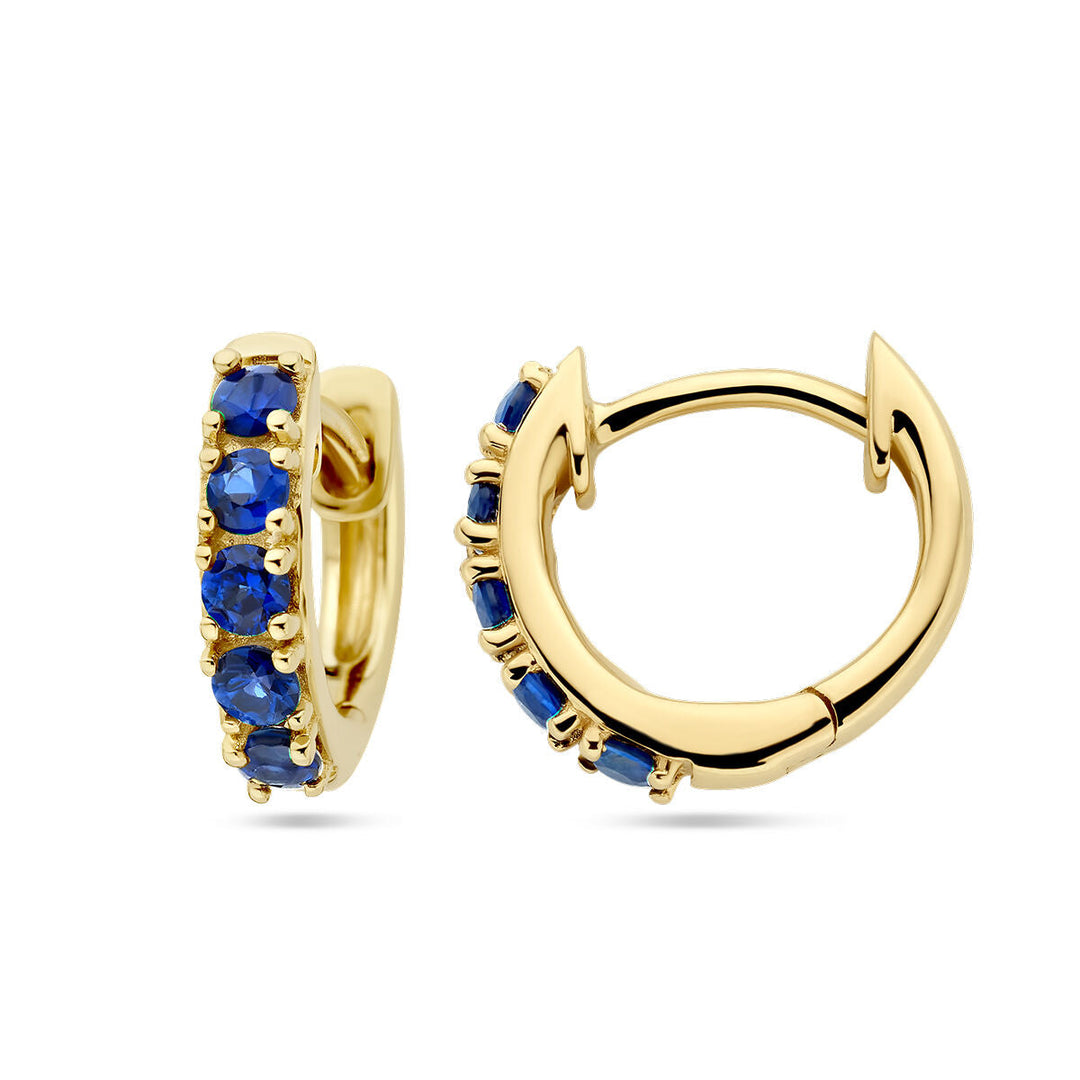 Een paar Van der Kooij Collectie klapoorringen saffier 14K geelgoud, elk met een rij saffierstenen op de voorkant; één oorbel van voren gezien, de andere van opzij om de sluiting te tonen.