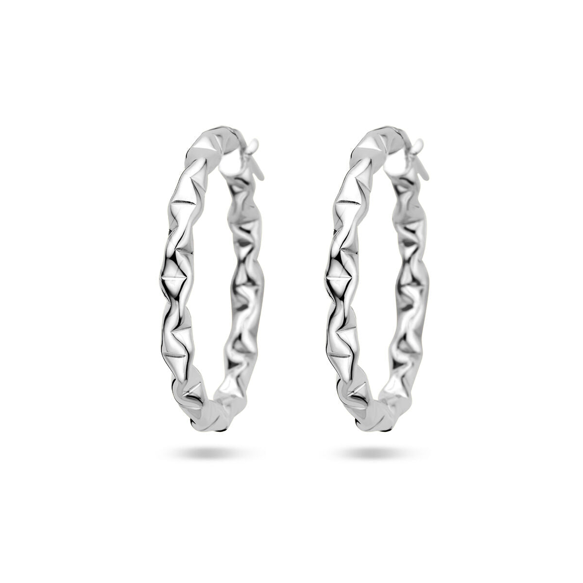 Een paar Van der Kooij Collectie oorringen zilver gehodineerd met een gedraaide, gefacetteerde look en handige scharniersluiting afgebeeld op een witte achtergrond - een tijdloze toevoeging aan je dames sieraden collectie.