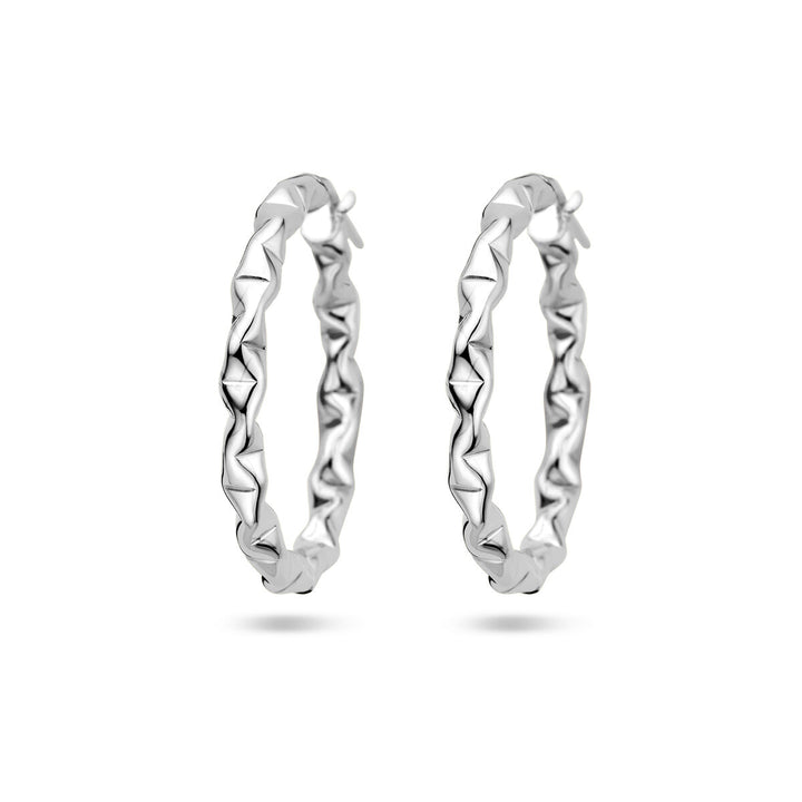 Een paar Van der Kooij Collectie oorringen zilver gehodineerd met een gedraaide, gefacetteerde look en handige scharniersluiting afgebeeld op een witte achtergrond - een tijdloze toevoeging aan je dames sieraden collectie.