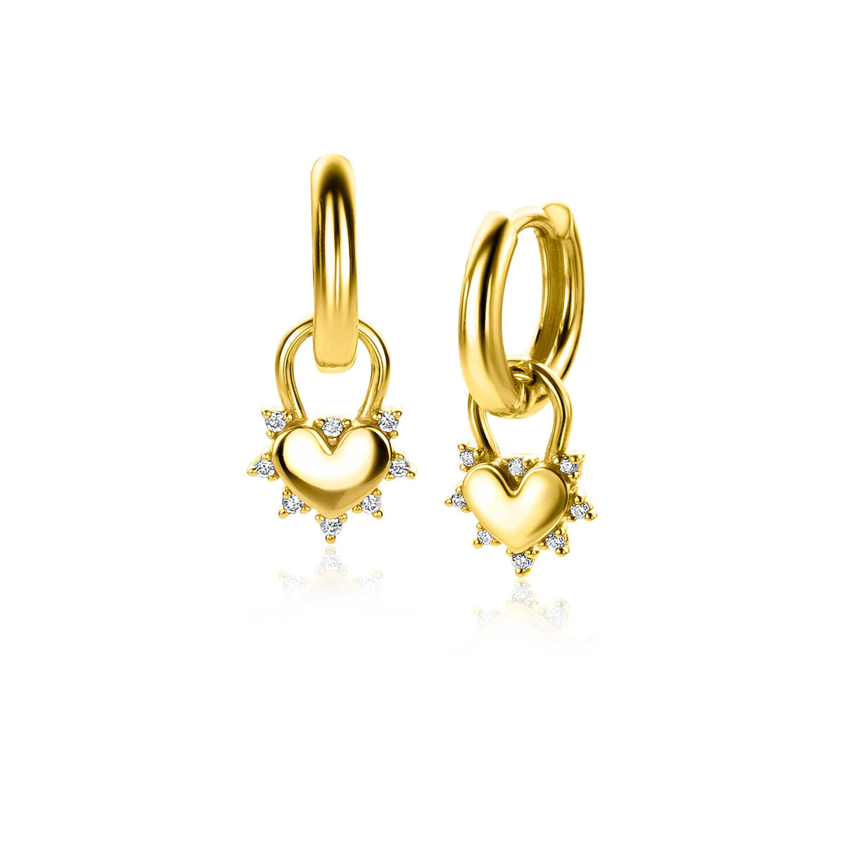 Gouden oorbellen met hartvormige hanger en sprankelende steentjes.