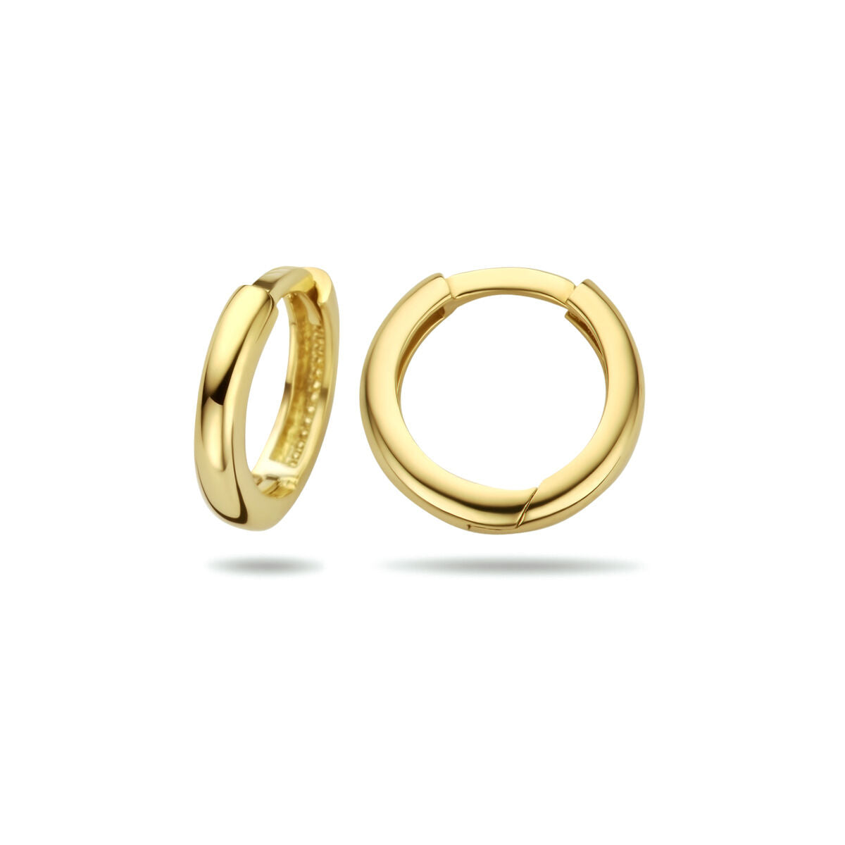 De Van der Kooij Collectie klapoorringen 14K geelgoud zijn afgebeeld op een witte achtergrond, één rechtop en één plat om zij- en vooraanzichten weer te geven. Deze dames oorbellen zijn voorzien van een veilige scharniersluiting.