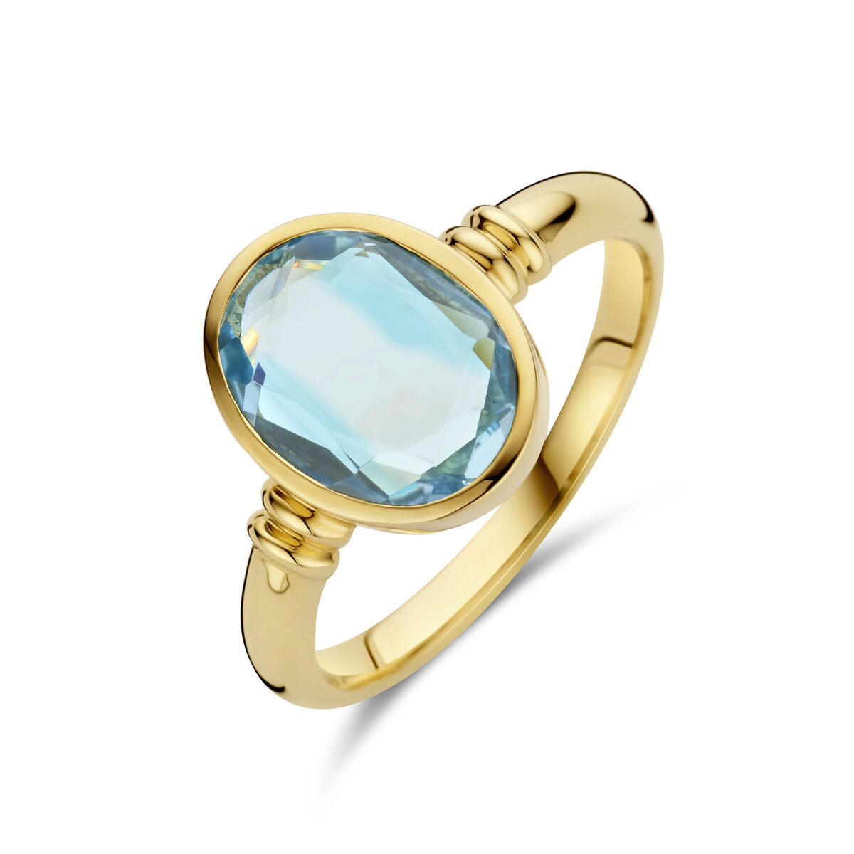 Ring van 14K geelgoud met een ovale sky blue topaas als opvallend middelpunt.