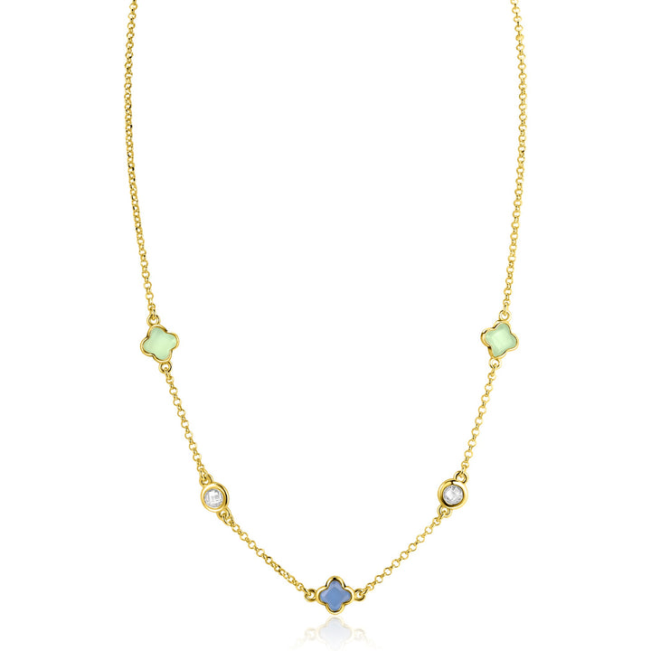 De Zinzi Ketting Gold Plated ZIC2763 van Zinzi heeft een vergulde zilveren ketting met vijf bedels: twee witte stenen, een blauwe quatrefoil en twee mintgroene klavervormige edelstenen.