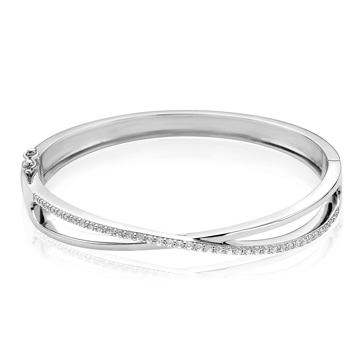 Zilveren armband met een golvende vorm en sprankelende steentjes aan de zijkant.