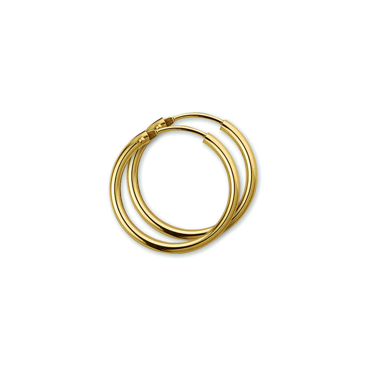 Van der Kooij Collectie oorringen 14K geelgoud met een gladde, glanzende afwerking en veilige scharniersluiting, overlappend weergegeven op een witte achtergrond.