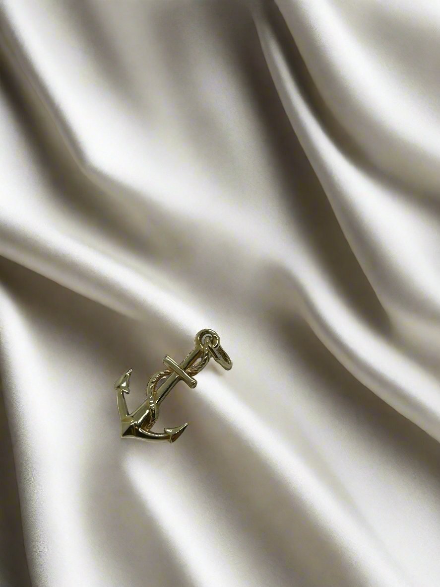 Vintage gouden hanger in de vorm van een anker, 14k, met een glanzende afwerking.