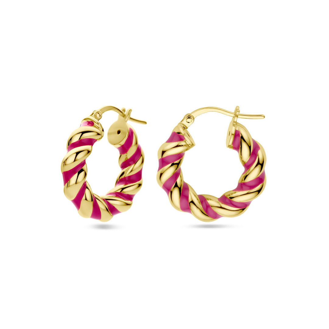 Een paar oorringen gedraaid roze emaille 1 micron zilver verguld (geel) van Van der Kooij Collectie, met een gedraaid ontwerp en afwisselend goud en roze emaille, afgebeeld op een witte achtergrond - ideaal voor liefhebbers van damessieraden.