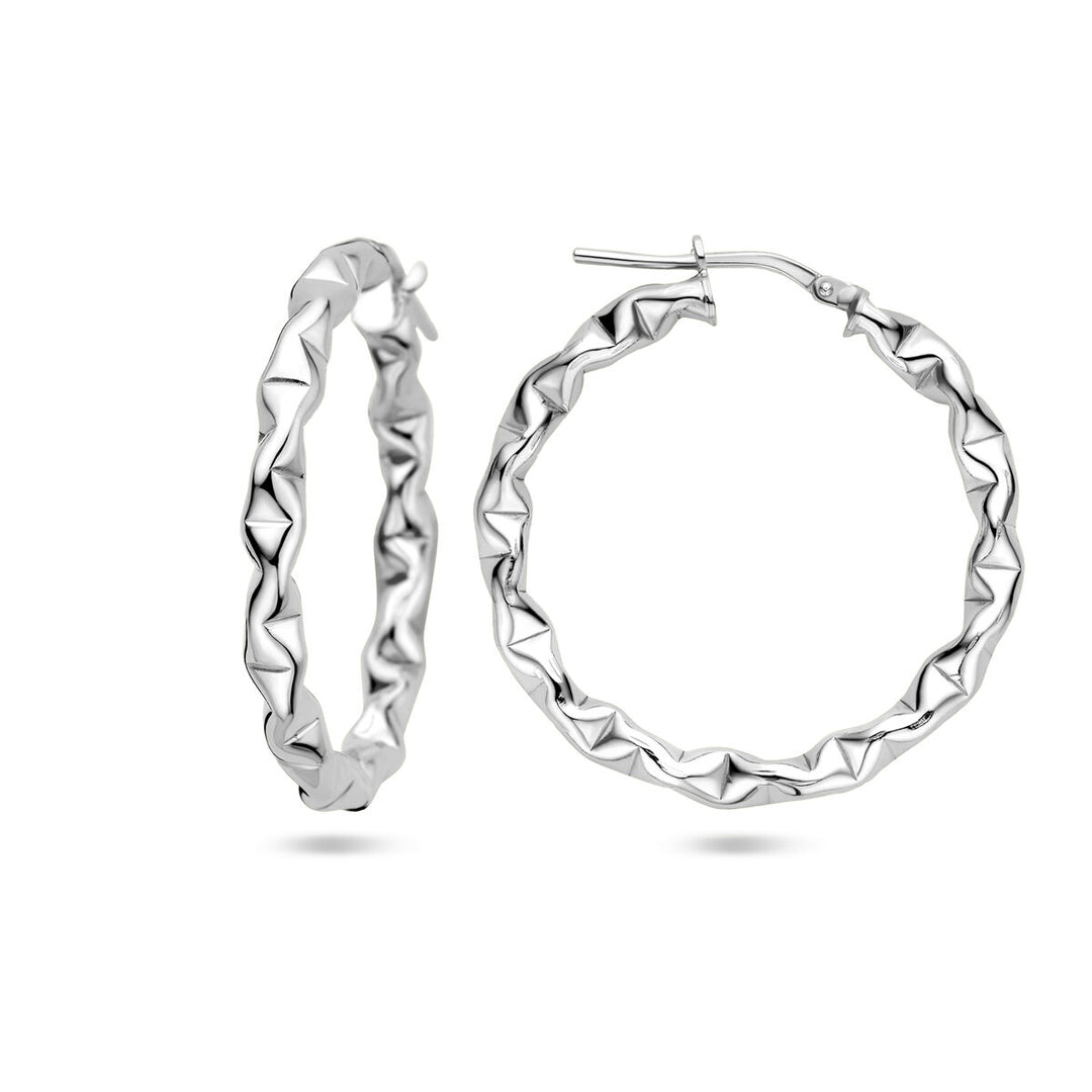 De oorringen zilver gerhodineerd van Van der Kooij Collectie hebben een gedraaid, gefacetteerd ontwerp met een veilige scharniersluiting - de ene oorbel naar voren gericht, de andere schuin - wat een getextureerde, geometrische stijl toevoegt voor fans van damessieraden.