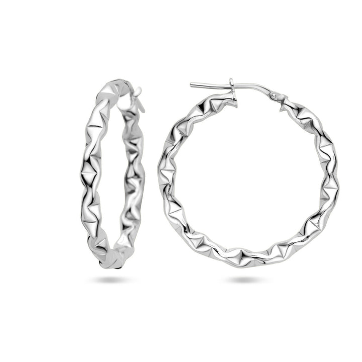 De oorringen zilver gerhodineerd van Van der Kooij Collectie hebben een gedraaid, gefacetteerd ontwerp met een veilige scharniersluiting - de ene oorbel naar voren gericht, de andere schuin - wat een getextureerde, geometrische stijl toevoegt voor fans van damessieraden.