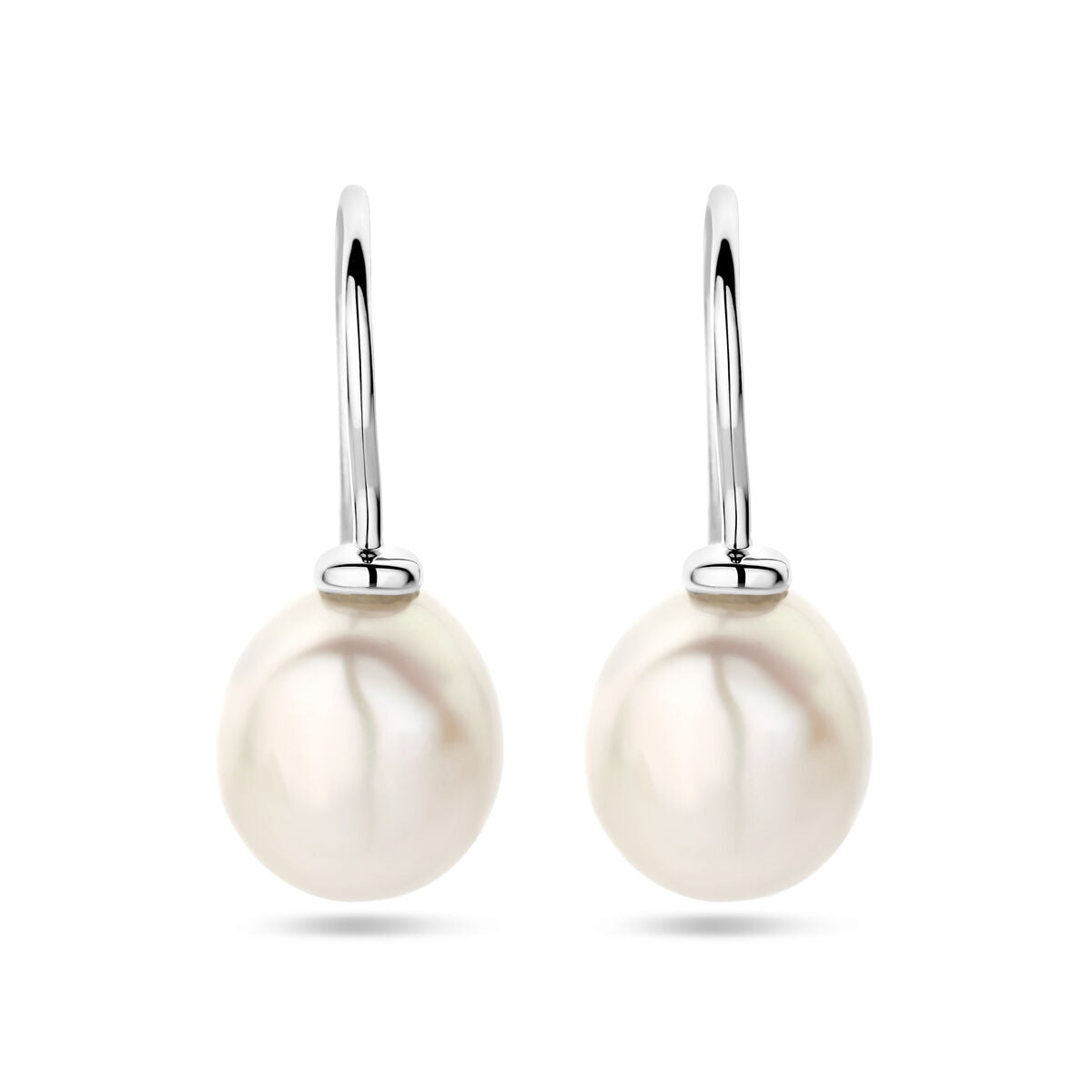 Oorhangers met barokparels aan Franse haken, zilver gerhodineerd.