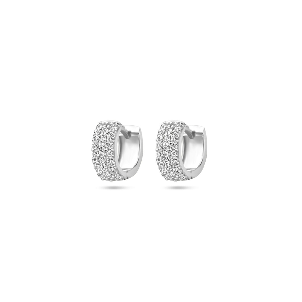 Klapoorringen van 14K witgoud met een diamantzetting van 0.40ct (2x 0.20ct) en een breedte van 10 mm.