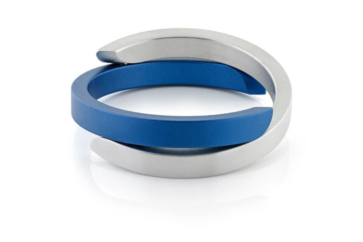 Gekruiste armband in mat blauw en zilver, met een strakke, moderne vormgeving.