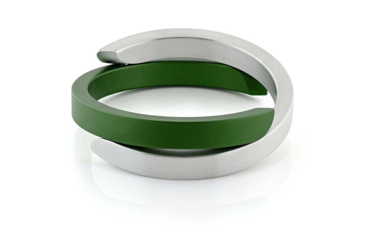 Gekruiste armband in donker groen en zilver, met een moderne, strakke vormgeving.