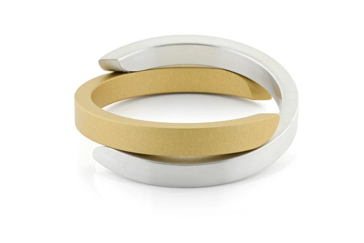 Armband met gekruiste vormen in mat geel en glanzend zilver.