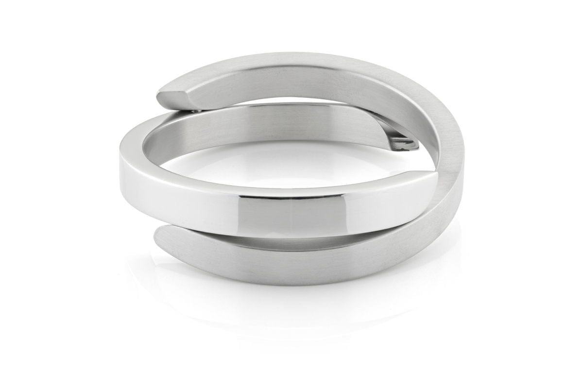 Zilveren halve armband met gekruiste, strakke lijnen en een glanzende afwerking.