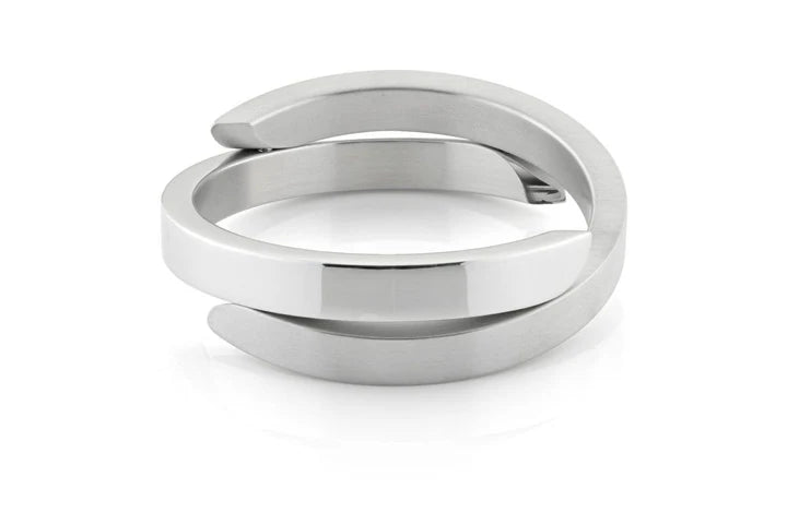 Zilveren armband met een gekruiste vorm en een matte en glanzende afwerking.