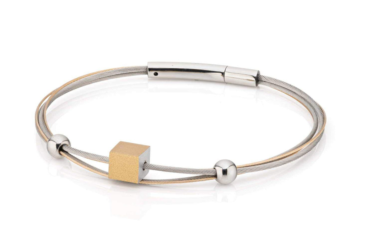 Goudkleurige armband met een kubusje en metalen bollen op een zilverkleurige draad.