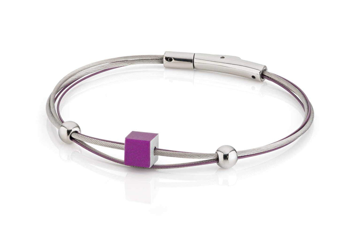 Armband met paarse kubus en zilverkleurige details op een dunne draad.