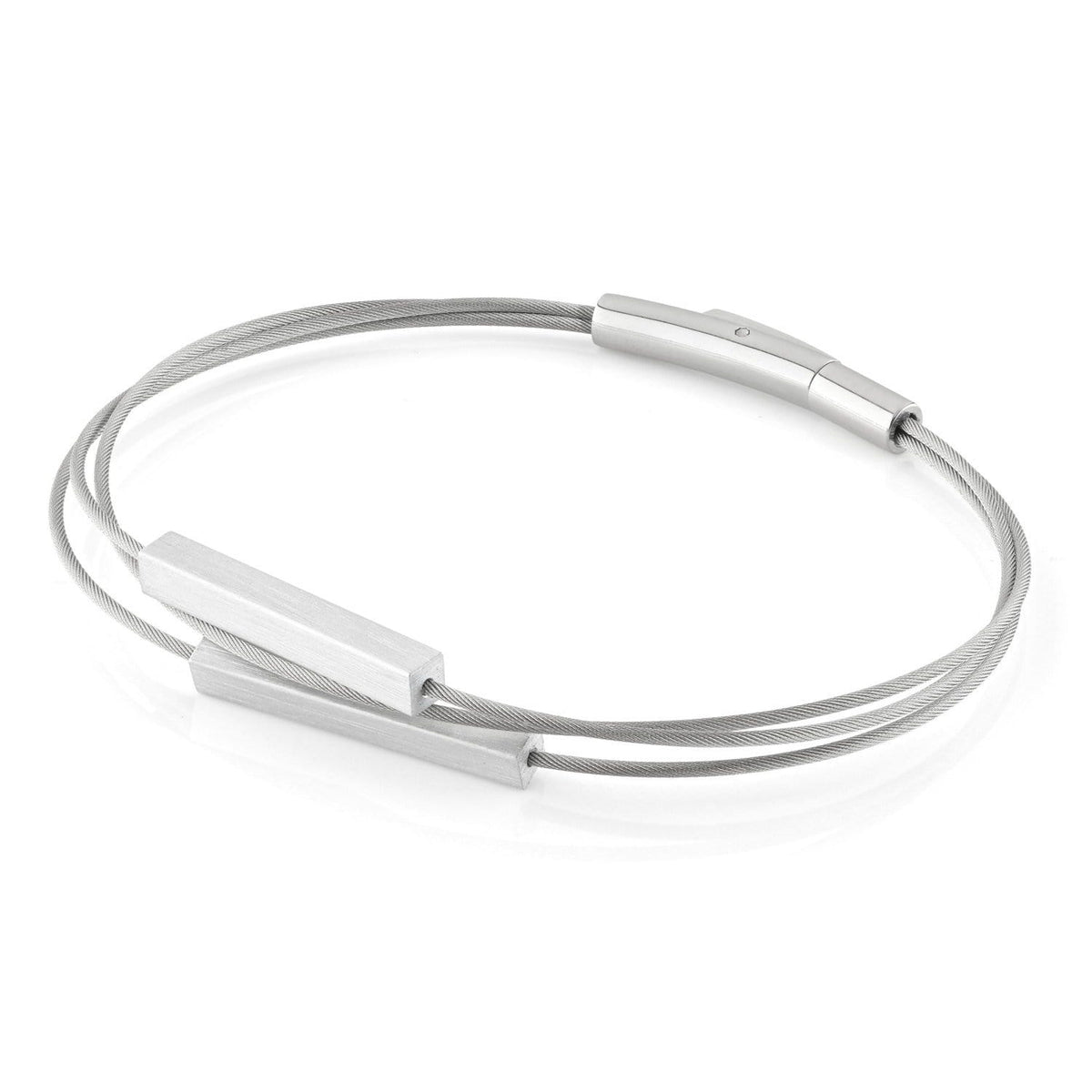 Ontdek de Armband staafjes Zilver A243 van CLIC Creations, een strakke zilveren armband met een minimalistisch design met verweven metalen kabels en rechthoekige staven. Het is handgemaakt in Nederland en biedt gepolijste elegantie en een bajonetsluiting.