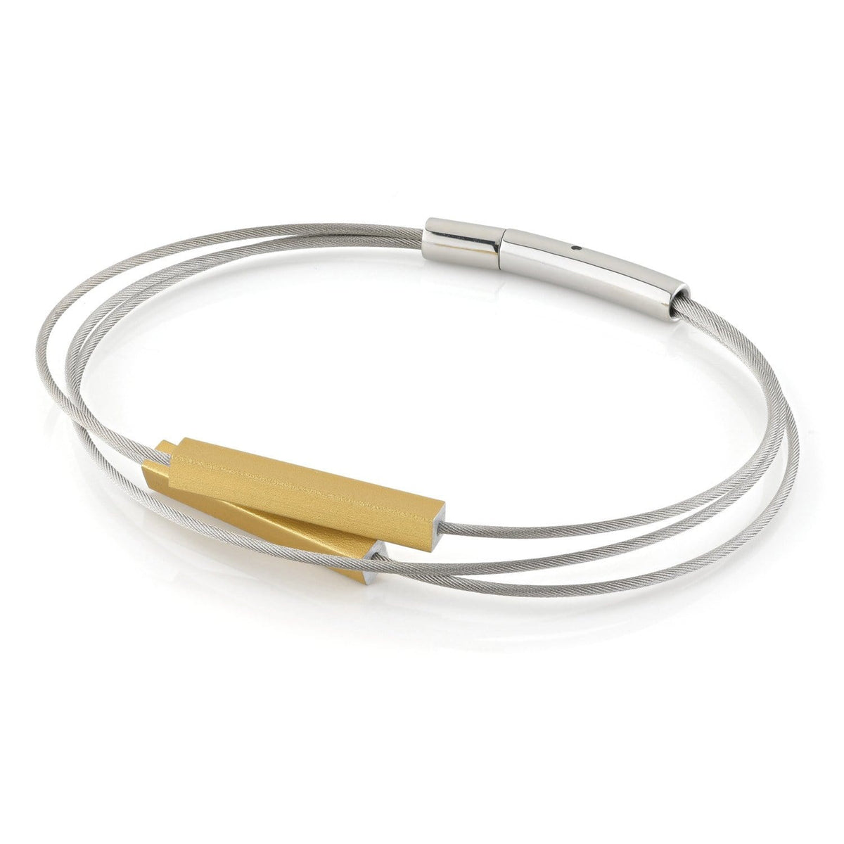 Gouden armband met staafjes en een zilverkleurige draad, minimalistisch ontwerp.