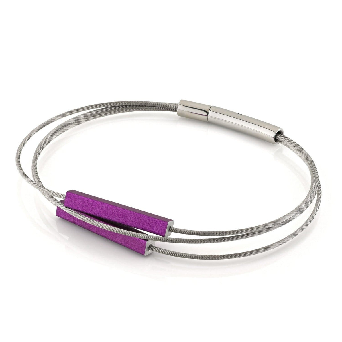 Armband met twee paarse staafjes op een zilverkleurige draad.