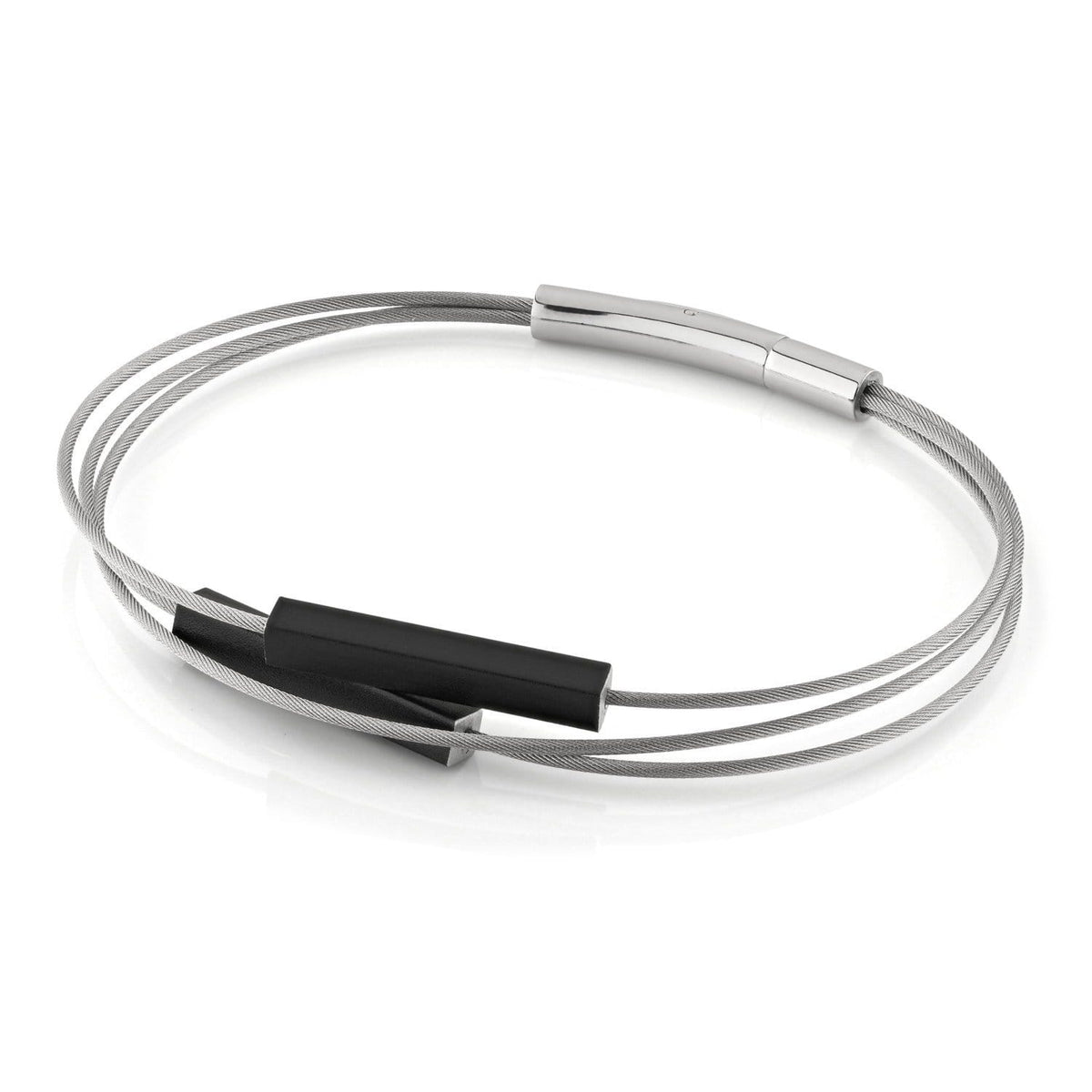 Zilveren armband met zwarte staafjes en een minimalistisch ontwerp.